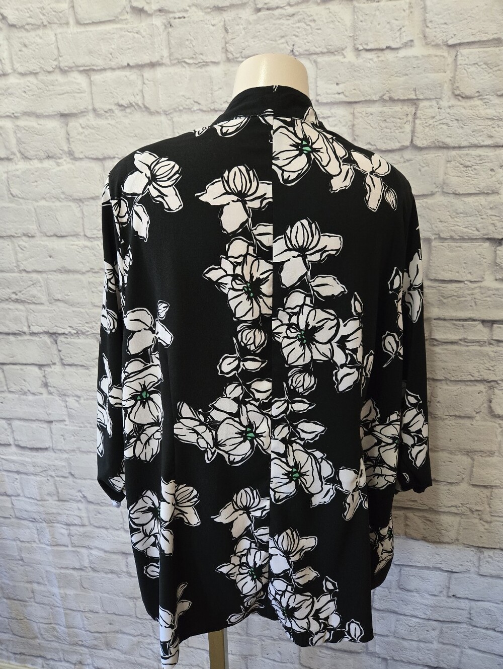 Penningtons Black & White Floral Open Front Cardigan Size 1X - Picture 5 of 8